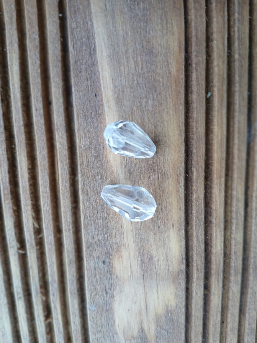 skleněný broušený korálek tvar hruška 