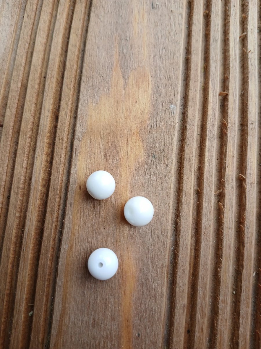 skleněný  korálek 8 mm bílý