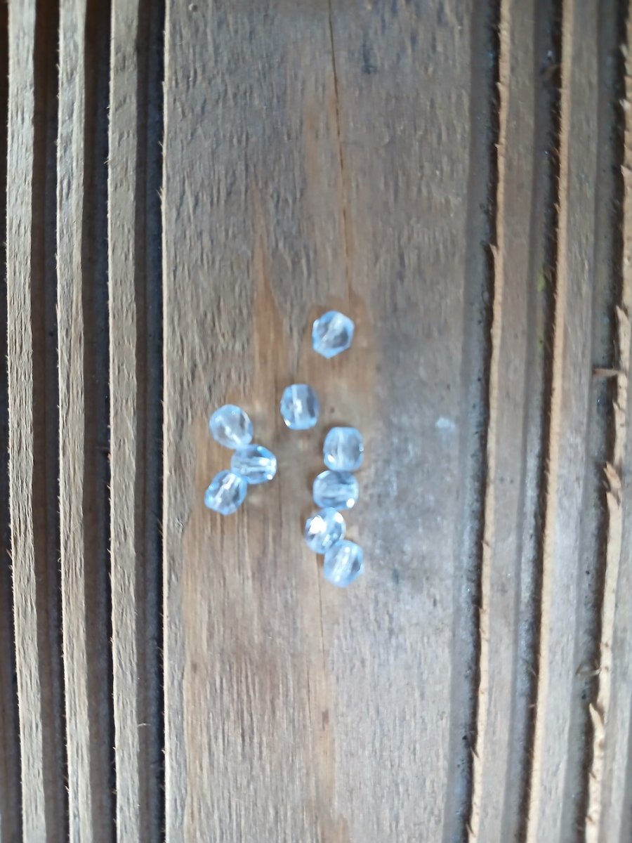 skleněný  korálek o průměru 4 mm modrý