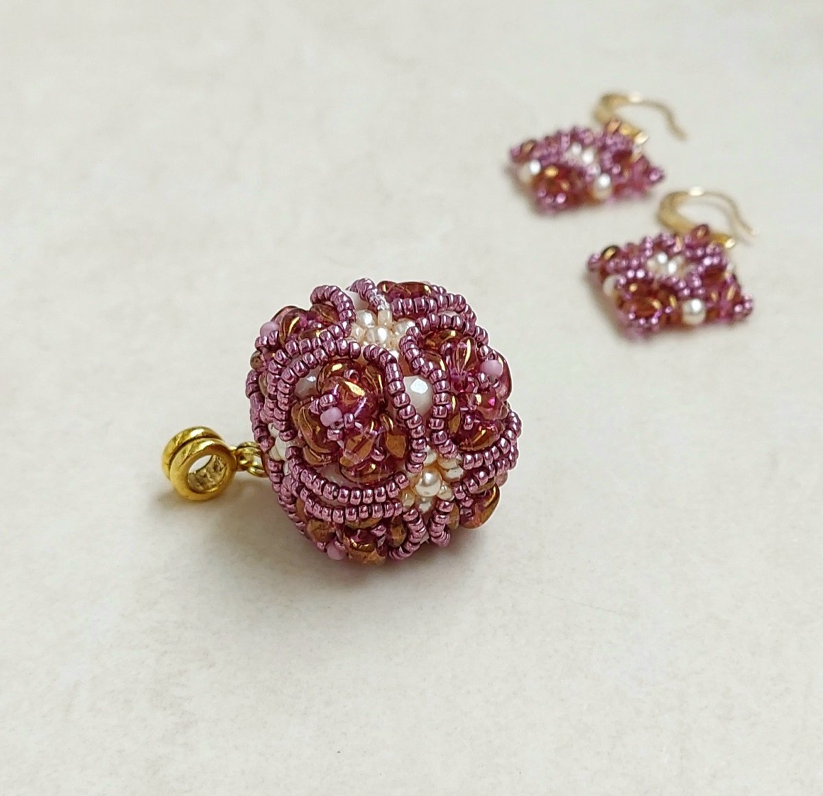 Přívěsek Kostka gold violet