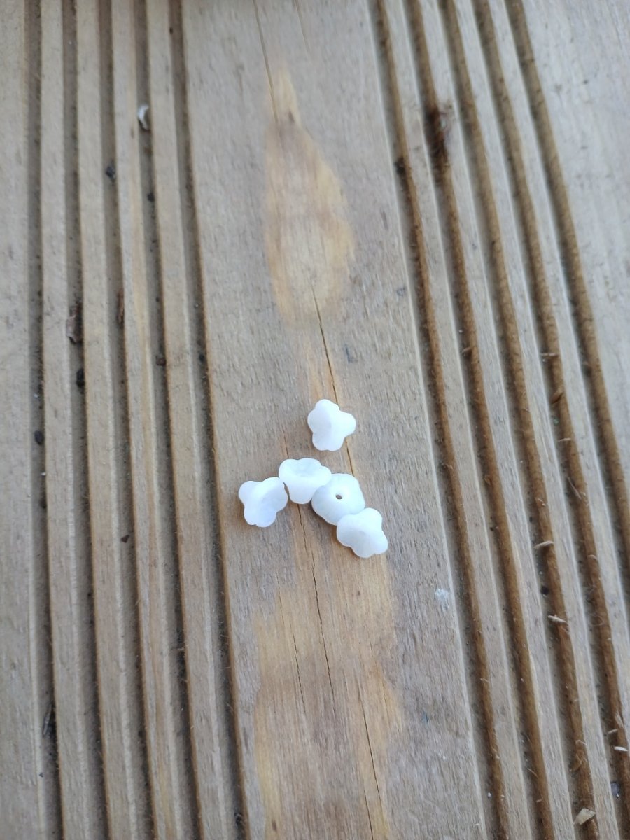 korálek mačkaný zvonek 5x6 mm bílý