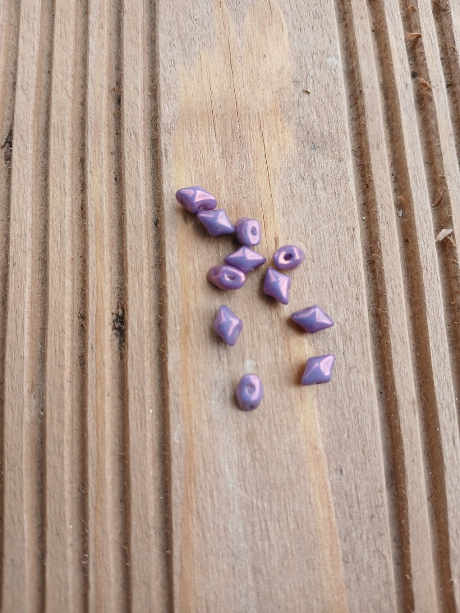 korálek mačkaný Vario fialová metalic