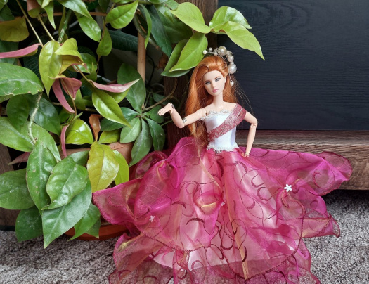 fialové plesové šatičky pro Barbie