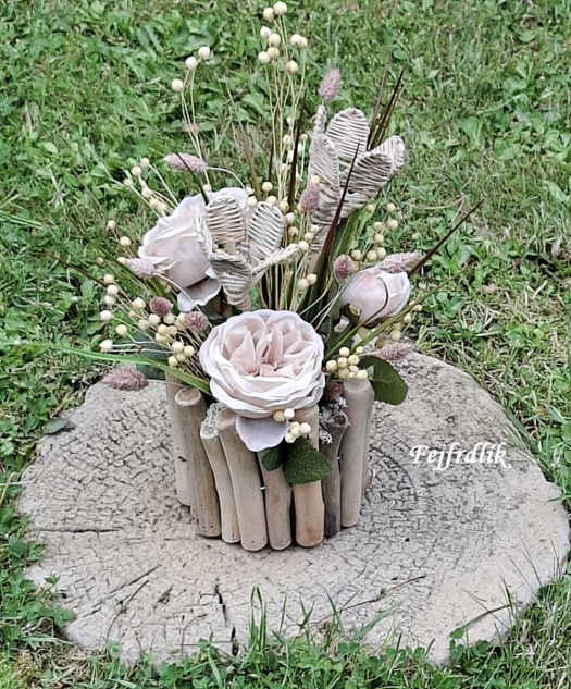 rostou tam tři růže :).