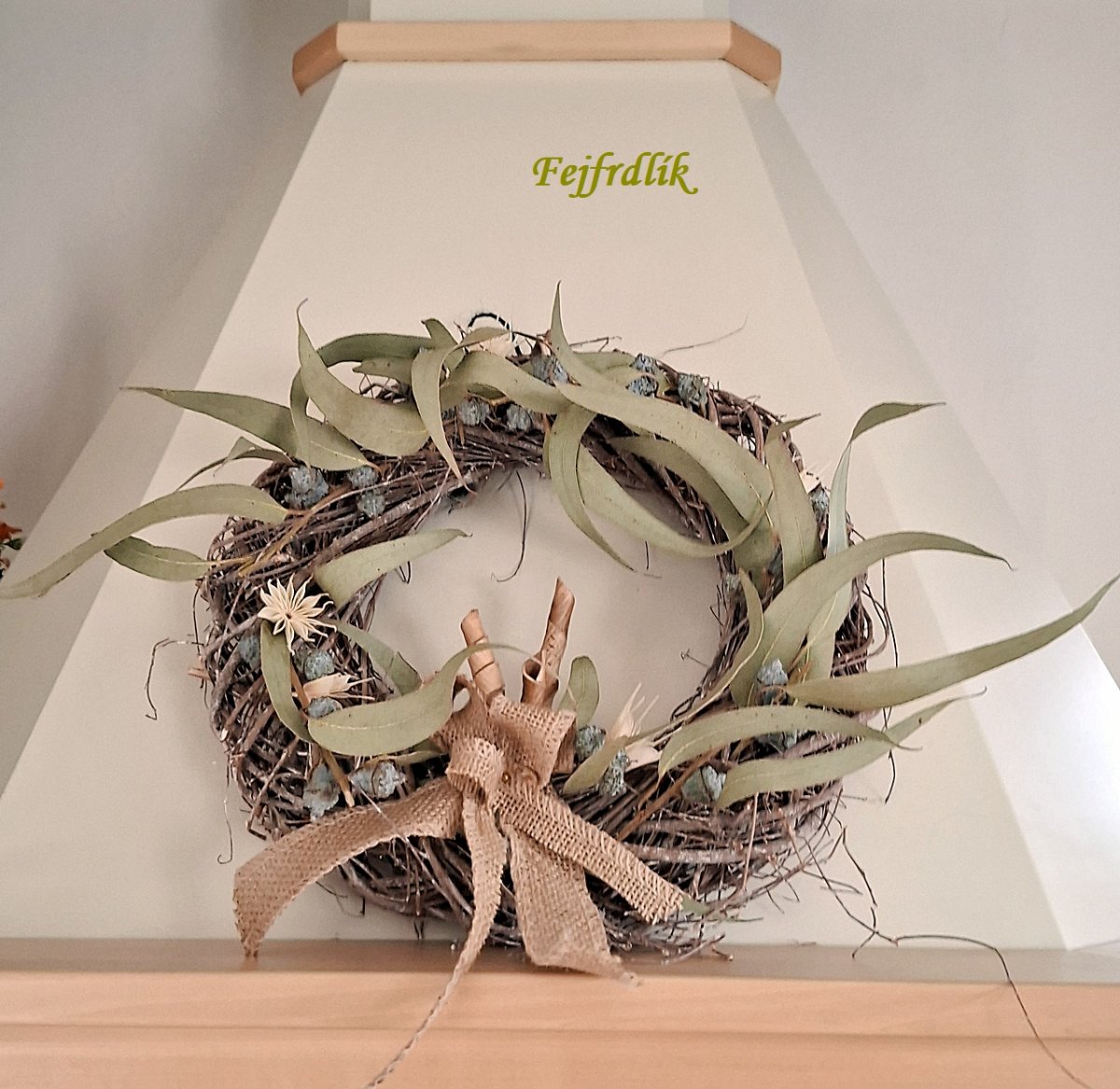 věneček s eukalyptovými větvemi s plody..