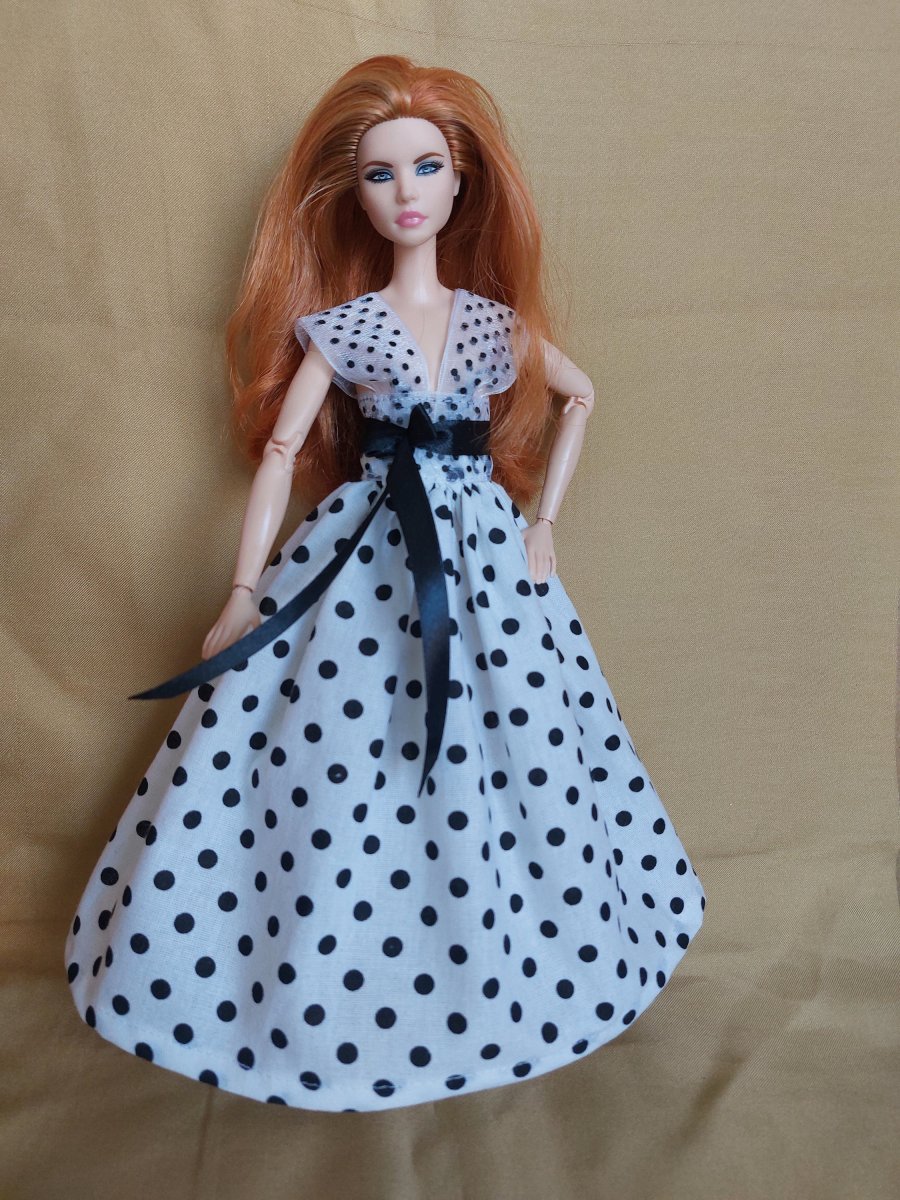 bílé šatičky s puntíky pro Barbie