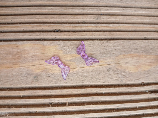 andělská křídla 20x10 mm, plast - fialová