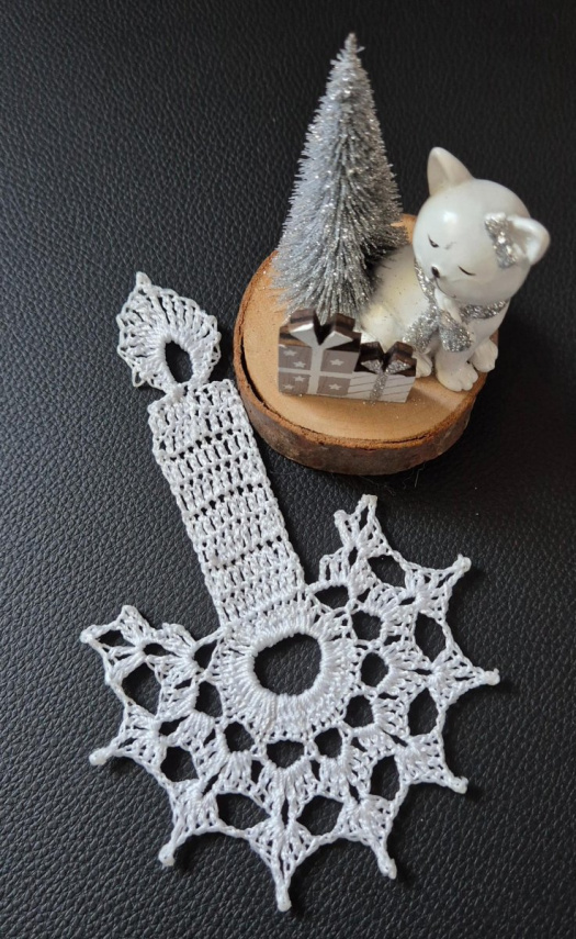 Bílá vánoční svíčka