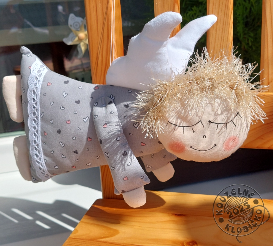 Anděl letící šedý se srdíčky