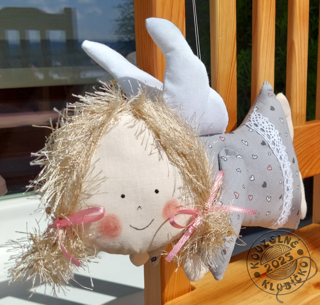 Andělka letící šedá se srdíčky