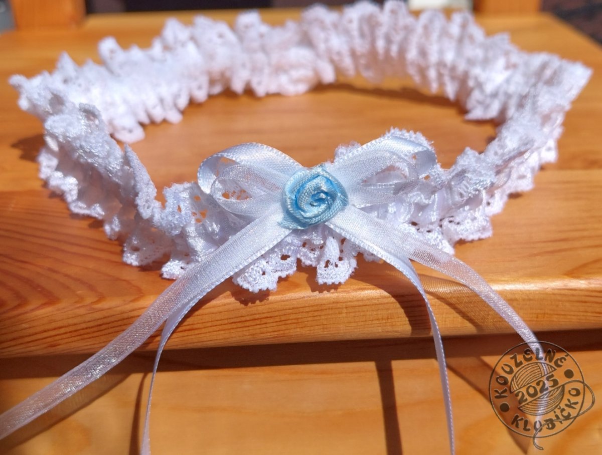 Podvazek z elastické krajky 32 mm s růžičkou