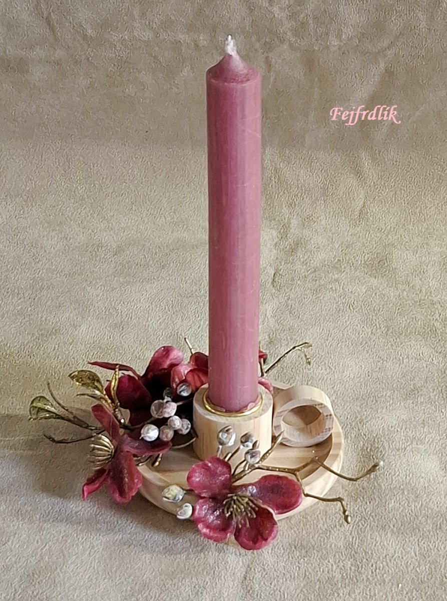 dřevěný svícínek ,,ouško ,, :)