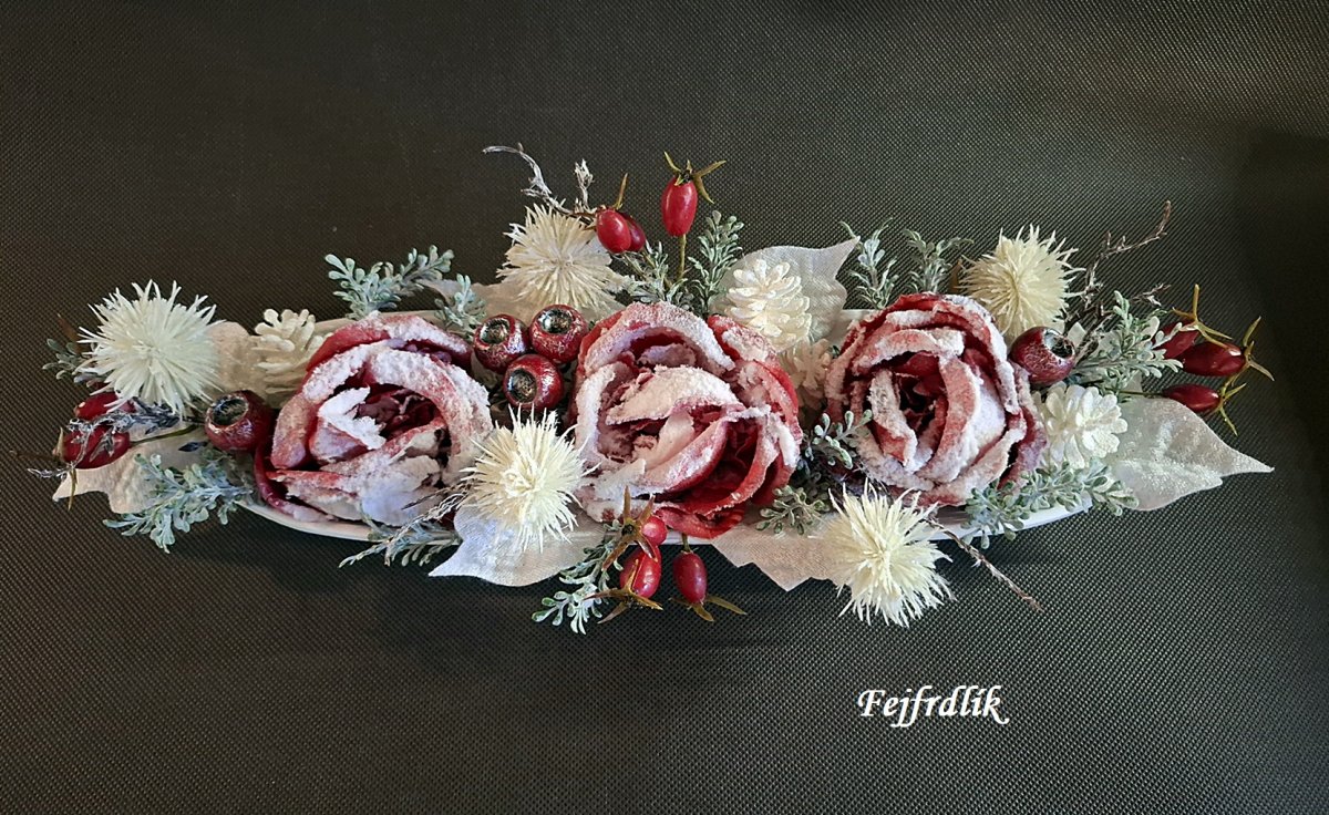 zasněžené růže červené..