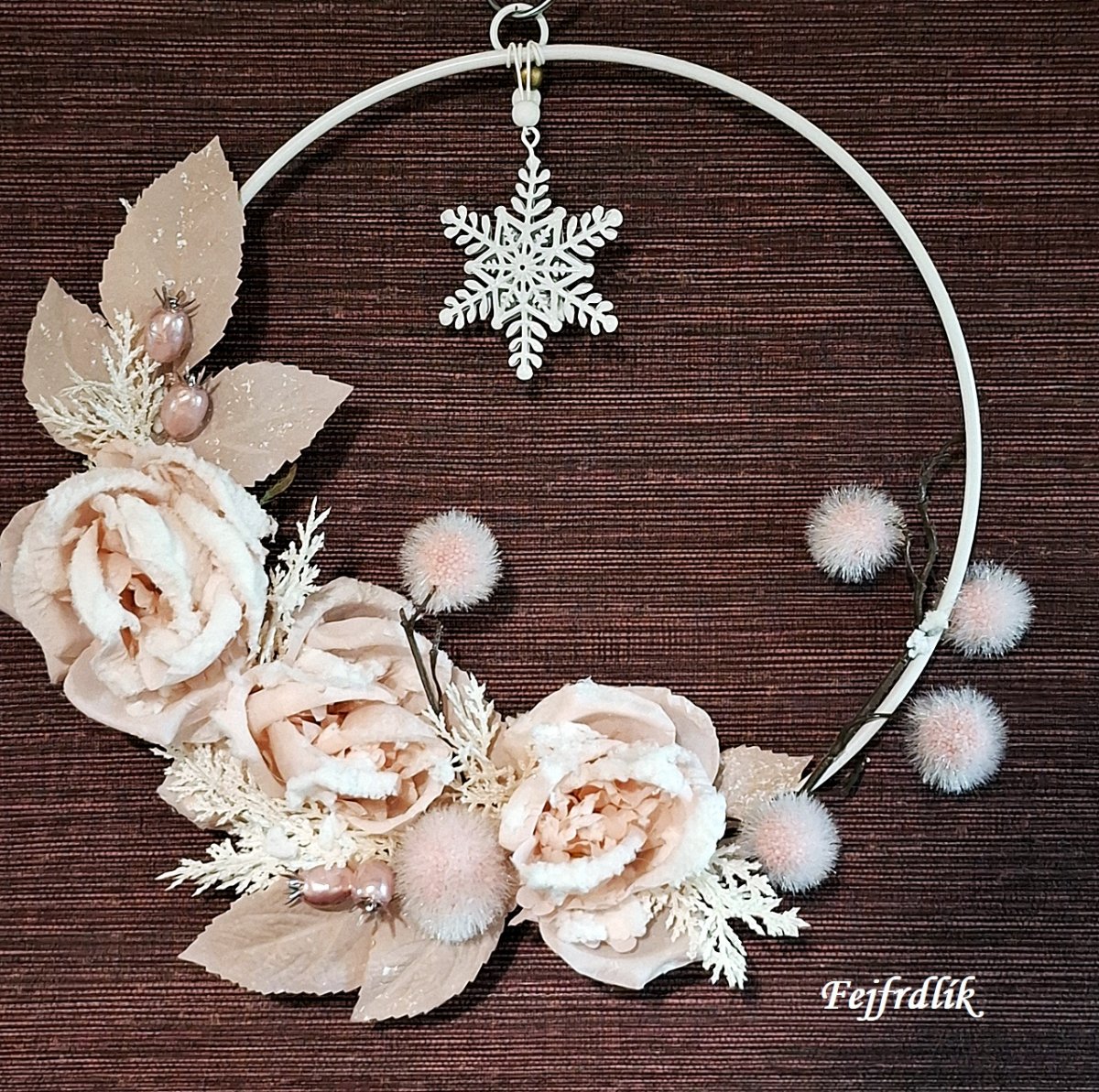 zasněžené růže v kruhu..