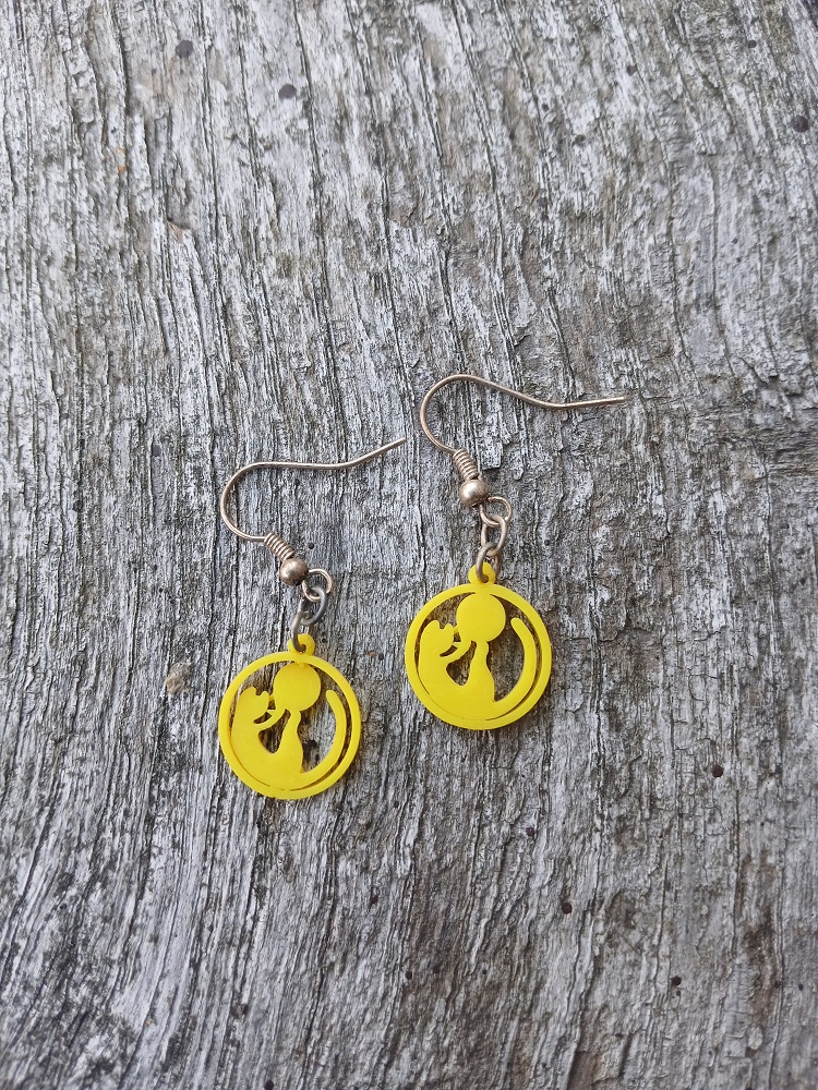 náušnice kočka v okně