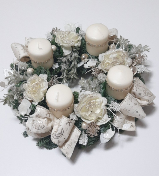 Adventní věnec z živého chvojí  smetanový 