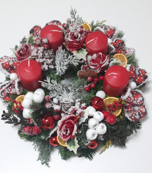 Adventní věnec z živého chvojí -červený 