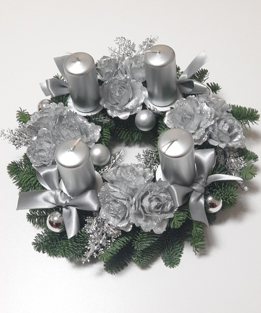 Adventní věnec z živého chvojí  stříbrný. 