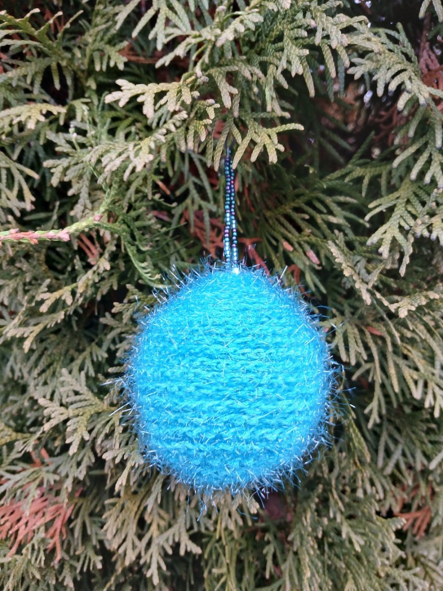 střapatá vánoční koule tyrkysová
