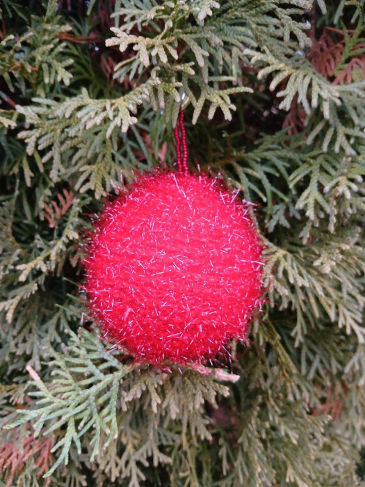 střapatá vánoční koule červená