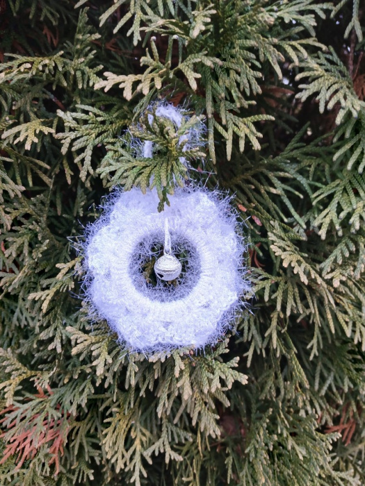 bílá sněhová vločka s rolničkou