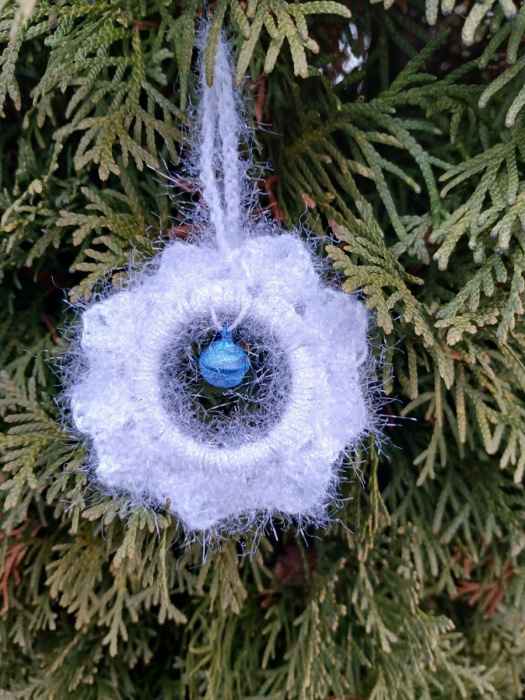 bílá sněhová vločka s rolničkou