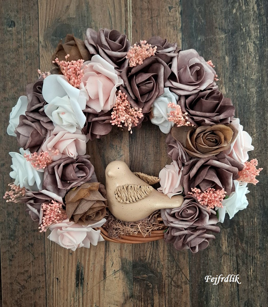 ptáček mezi růžemi..