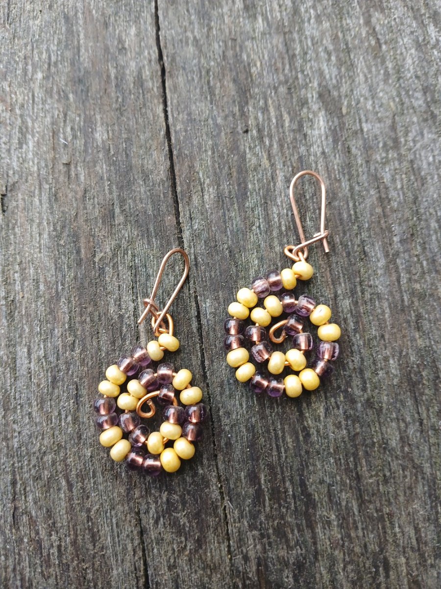 náušnice spirála žlutohnědá