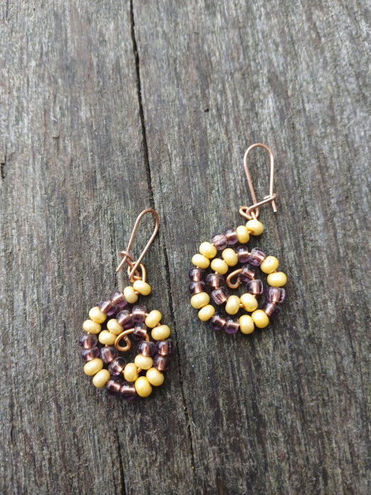 náušnice spirála žlutohnědá