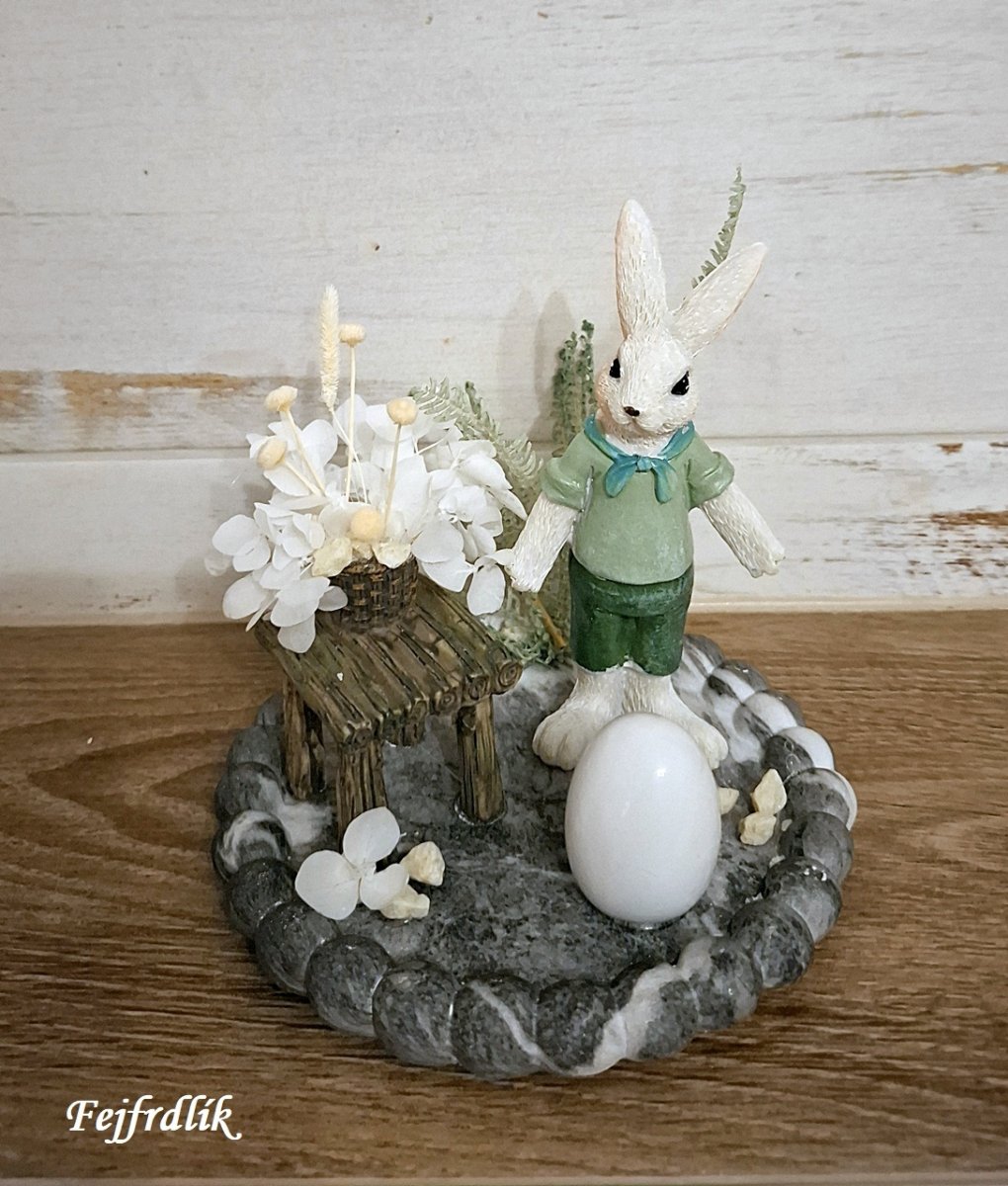 velikonoční aranžmá ,,zajíc na dvorku,,:)
