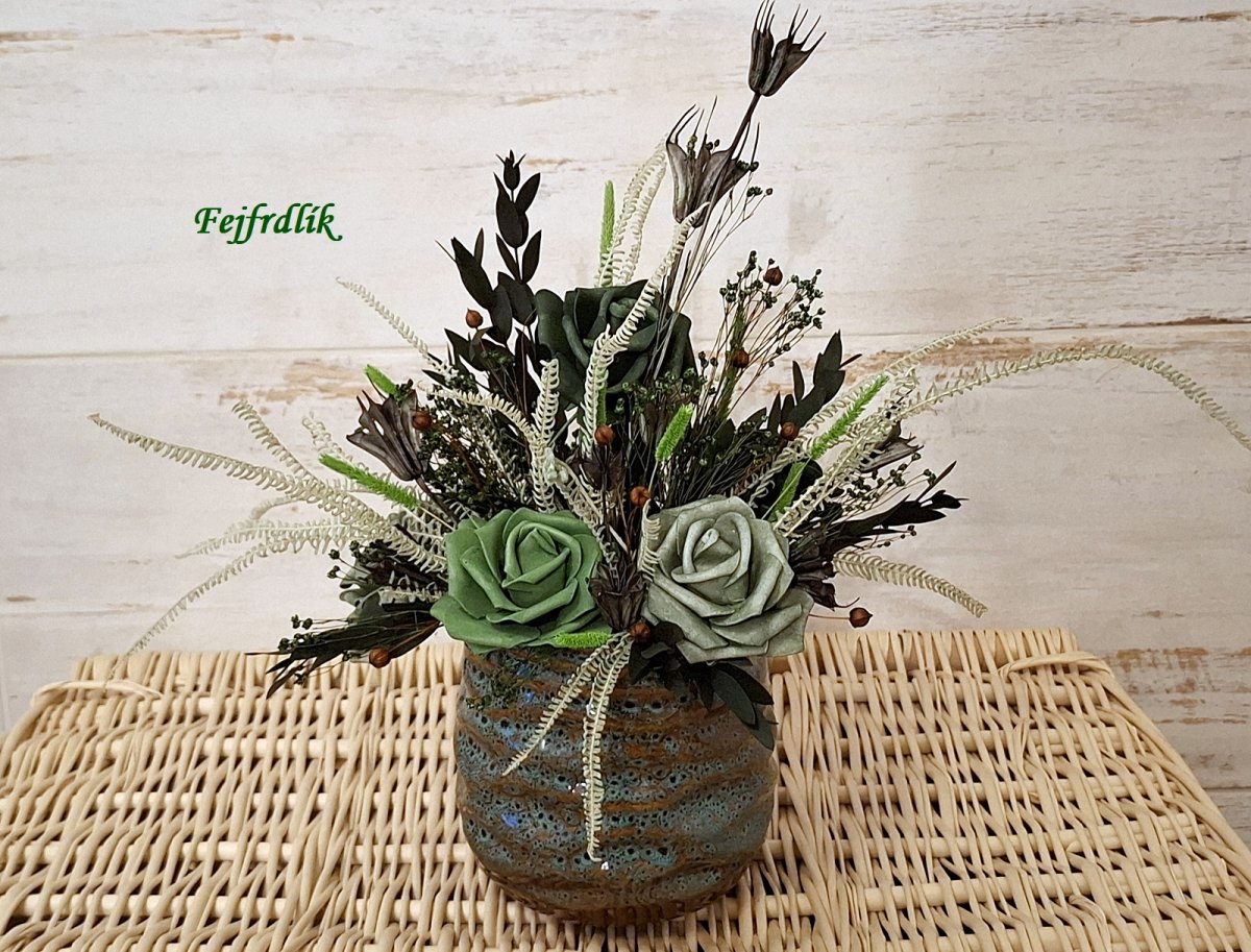 aranžmá v zeleném kapradí..