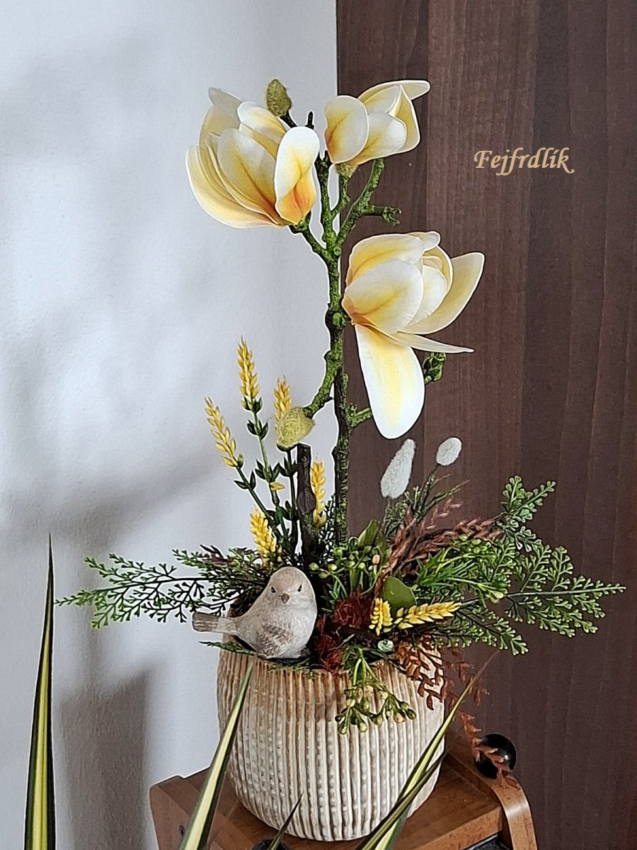 aranžmá s magnolií a ptáčkem..