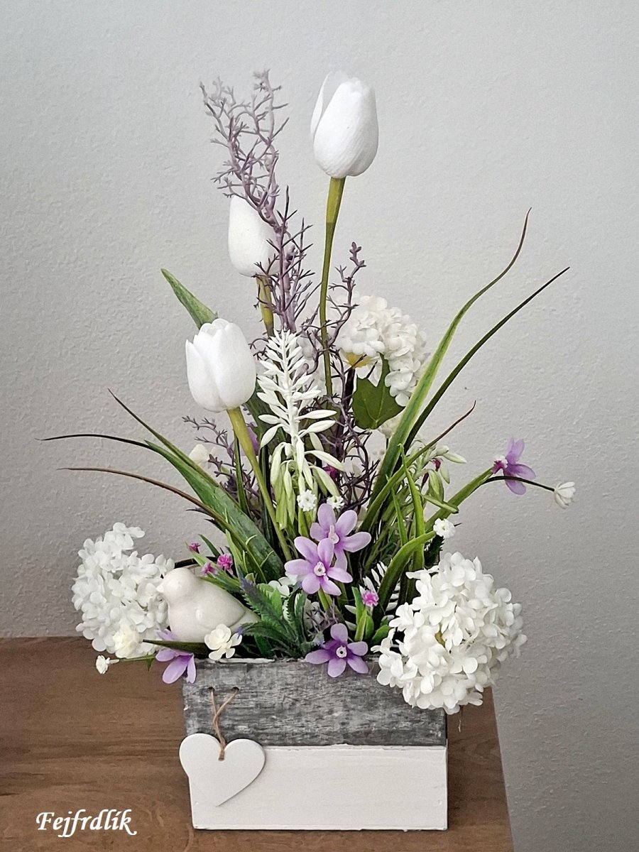 Jarní truhlík s kalinou a tulipány.