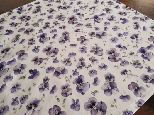 Čtvercový ubrus.....macešky