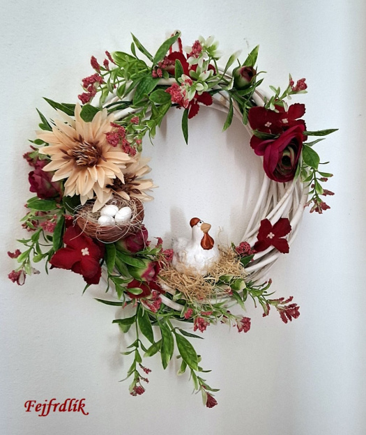 velikonoční věneček se slepičkou..