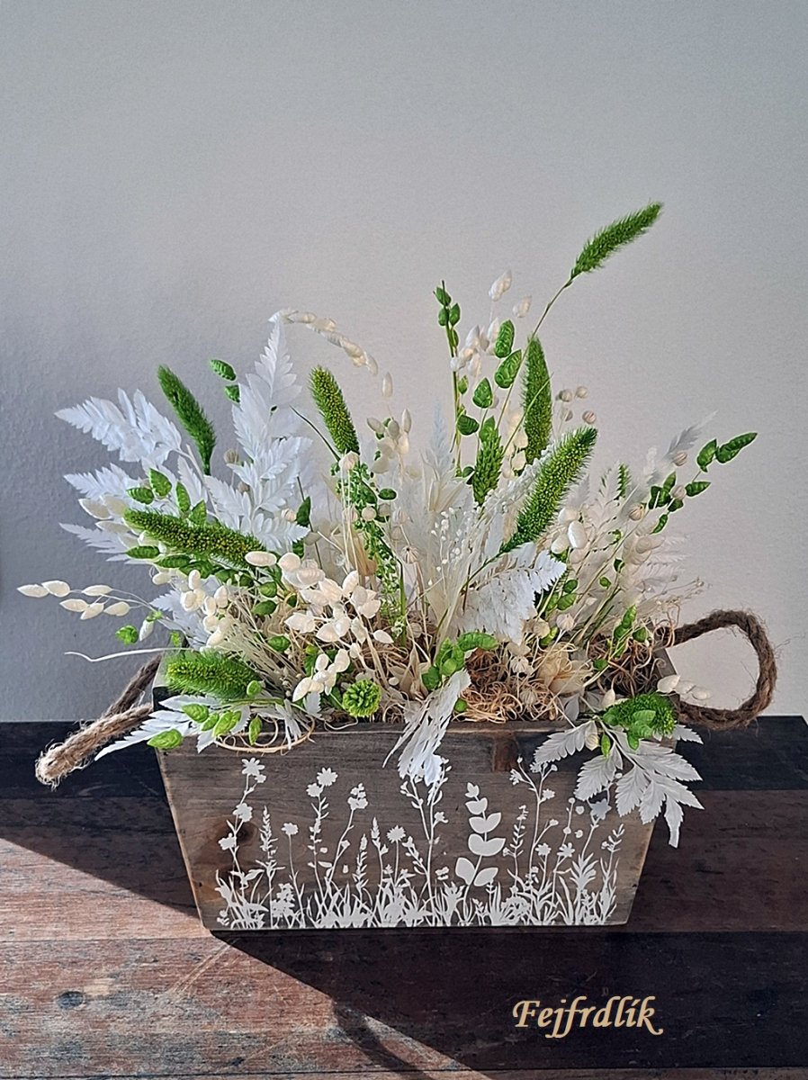 přírodní dřevěný truhlík s ušima..