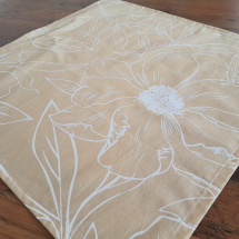 Čtvercový ubrus....velké květy na béžové