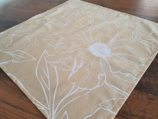 Čtvercový ubrus....velké květy na béžové