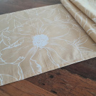 Ubrus....velké květy na béžové