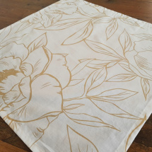 Čtvercový ubrus....velké květy na bílé