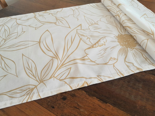 Ubrus....velké květy na bílé