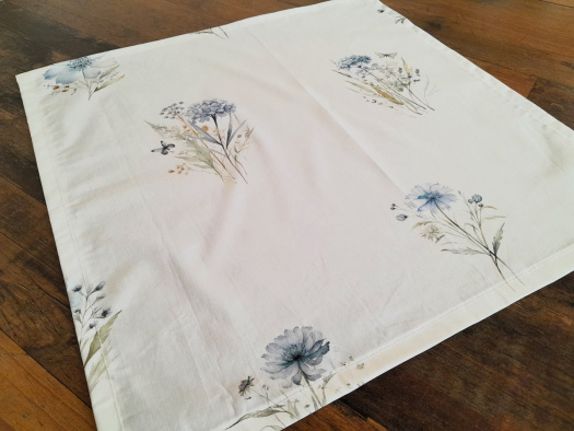 Čtvercový ubrus......modré kvítí