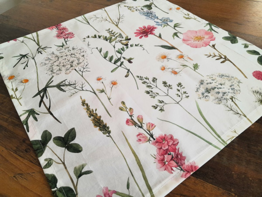 Čtvercový ubrus......na louce