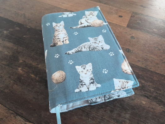 nastavitelný obal na knihu.....kočky