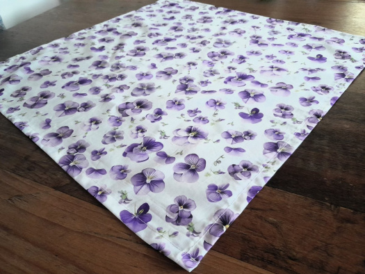 Čtvercový ubrus.....macešky