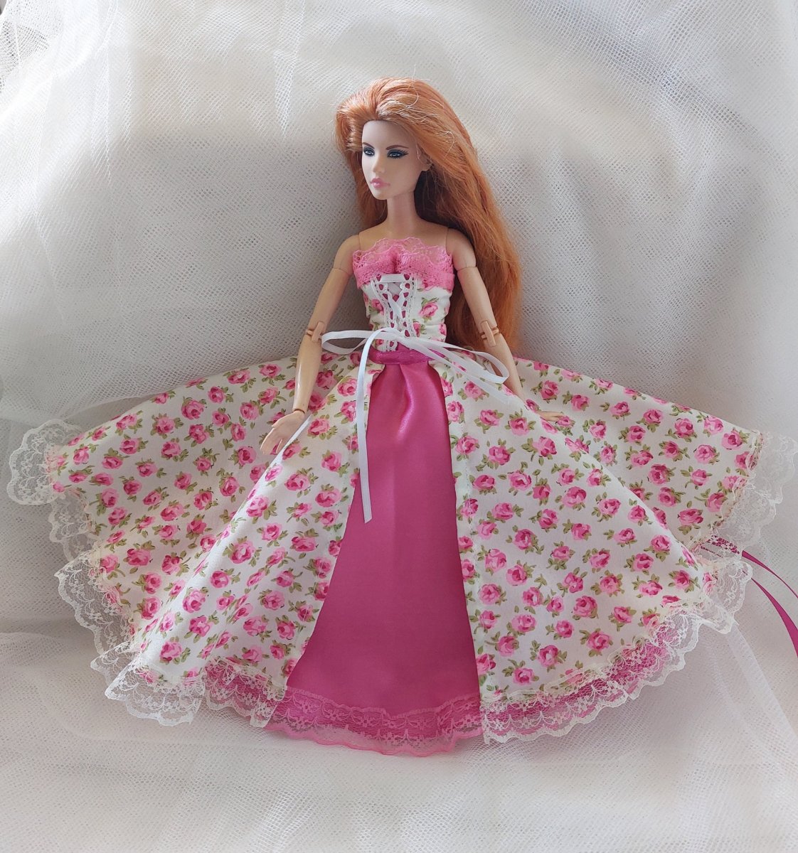 šatičky s růžovými kvítky pro Barbie