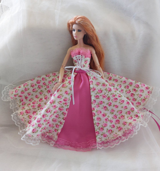 šatičky s růžovými kvítky pro Barbie