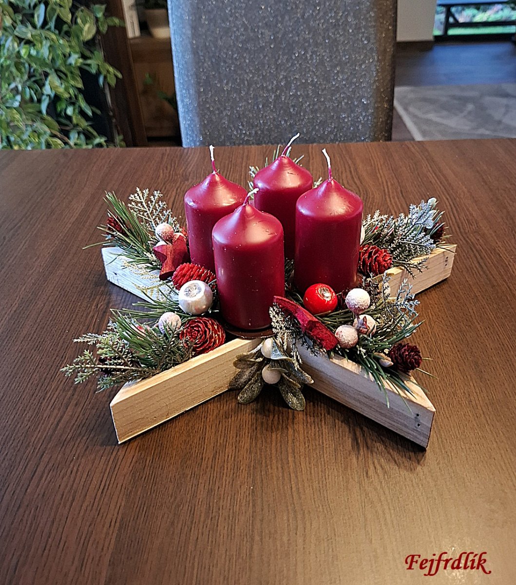 adventní svícen ve dřevěné hvězdě..