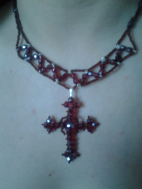 Rubínový náhrdelník s křížkem