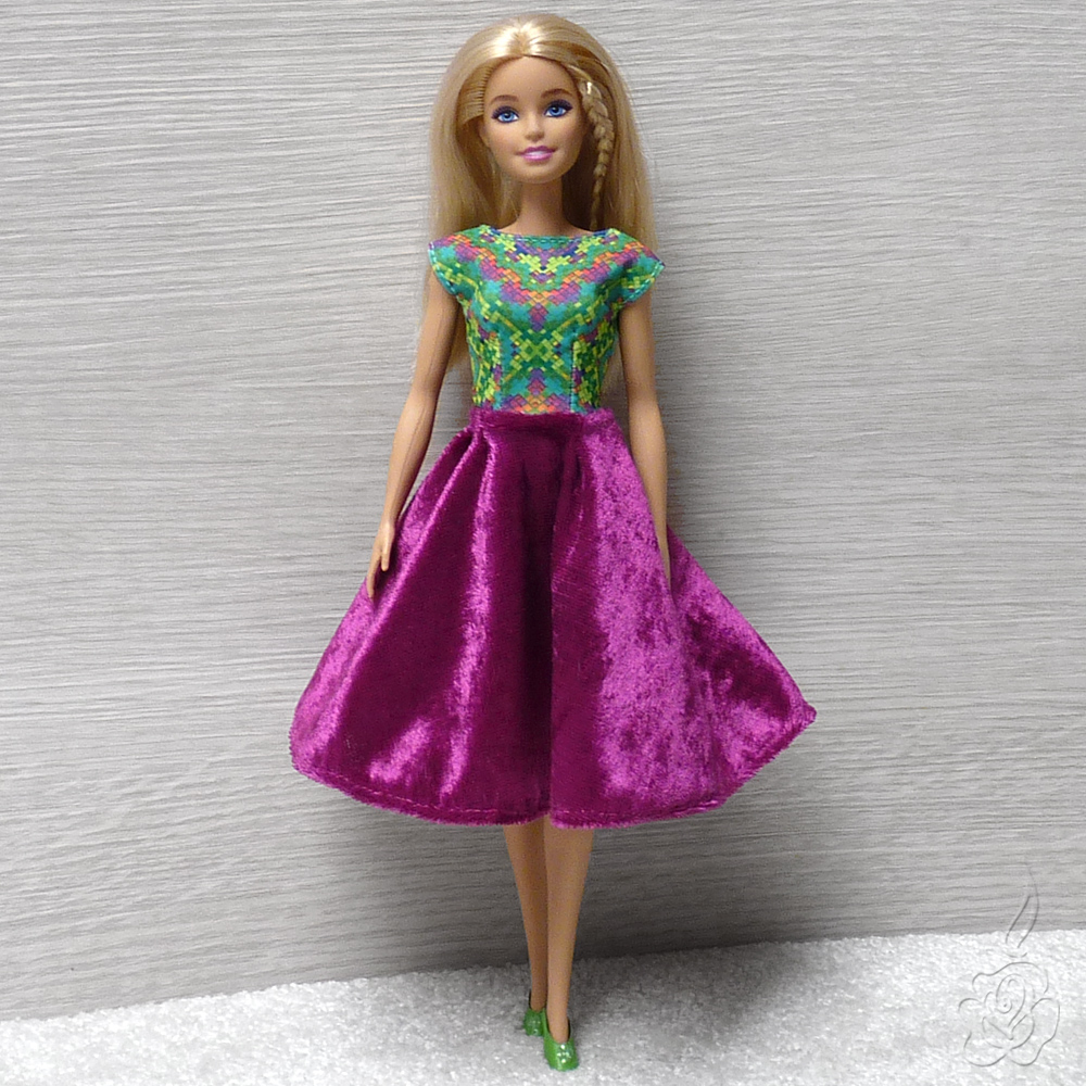 Barevné šaty pro Barbie